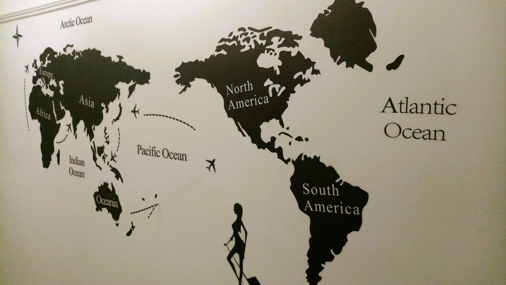 Decorazione con mappa del mondo in una camera Domatia