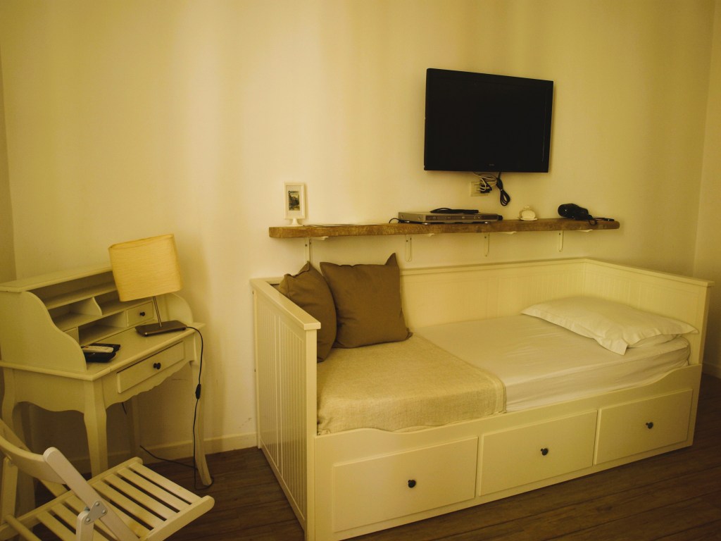 Zona relax e scrivania in una camera Domatia
